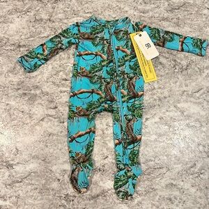 Bums & Roses -you’ve been spotted 0-3m NWT footie